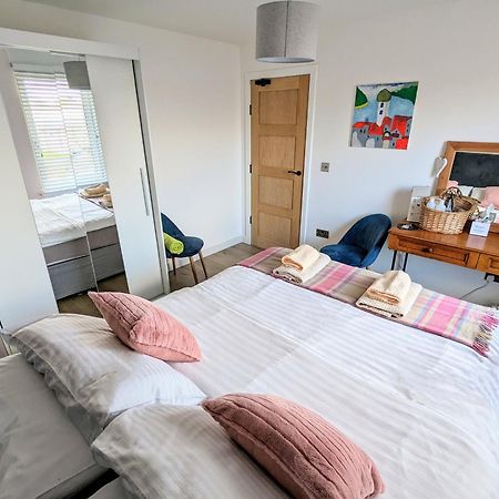 Cosy Guest Room In A Family Home With Free Parking EDI Eksteriør bilde