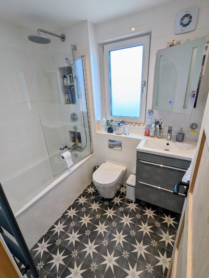 Cosy Guest Room In A Family Home With Free Parking EDI Eksteriør bilde